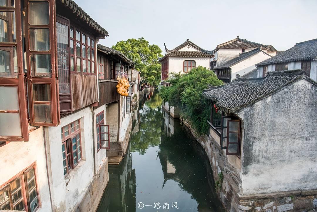 重庆一街道下水道井盖用竹签代替钢筋?回应:已介入调查